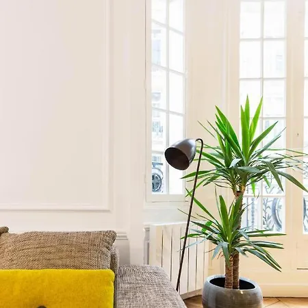 Contemporary Meets Classic By The Catacombes Apartment *